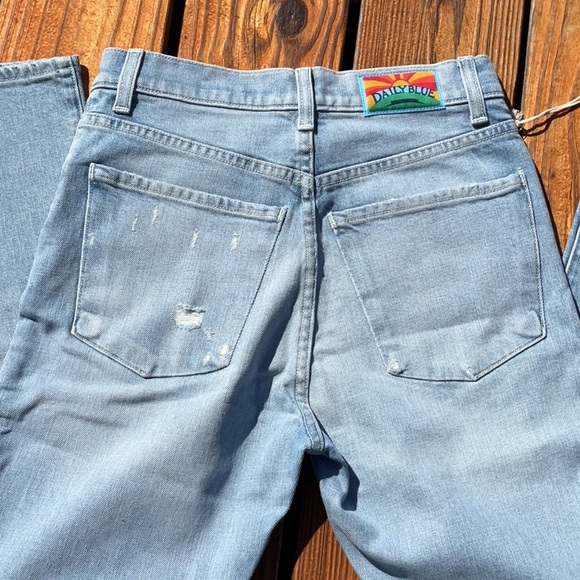 NWT Daily Blue Denim By AG Light Wash Cropped Distressed Jean Sizes 25/ 30 - Picture 8 of 14